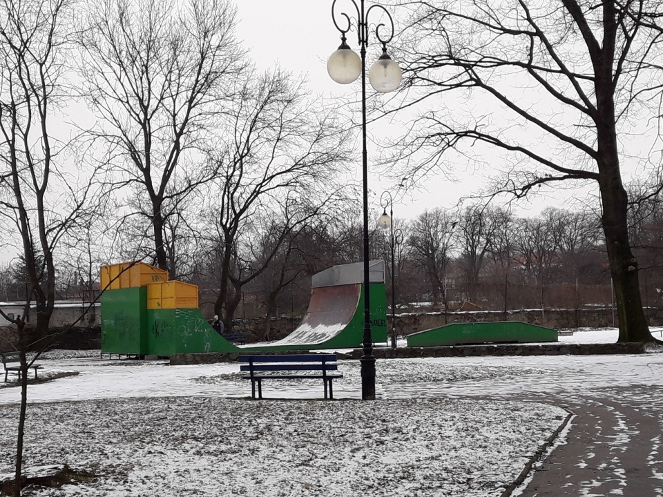 Park w ulicy Skłodowskiej w Głuchołazach [fot. Wiktoria Palarczyk]
