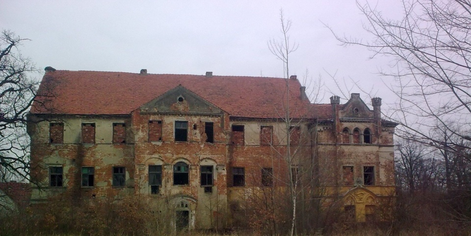 Pałac w Kazimierzu zabezpieczony jest przed dalszym niszczeniem [zdj. Radio Opole]