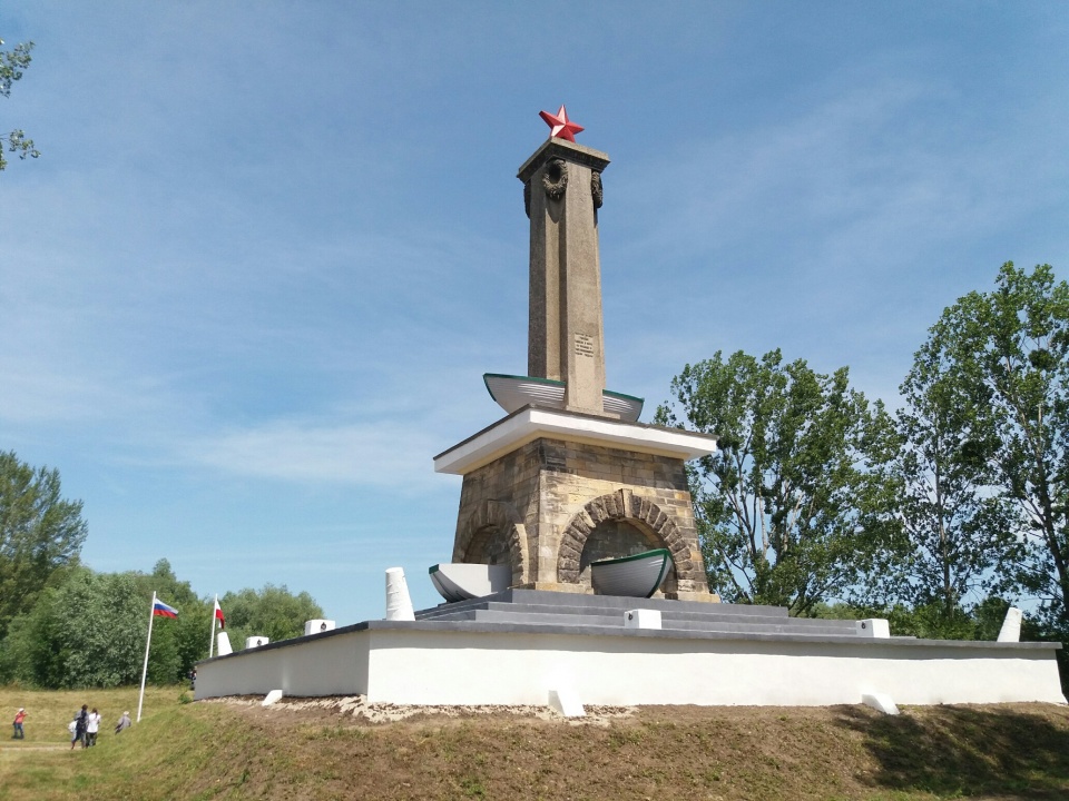 Odrestaurowany pomnik w Mikolinie ma zostać rozebrany. Inne zdanie mają członkowie Stowarzyszenia Kursk [fot. Maciej Stępień]