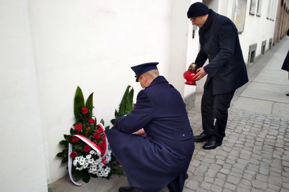 Złożenie kwiatów przy bramie Aresztu Śledczego w Opolu [fot. Joanna Matlak]