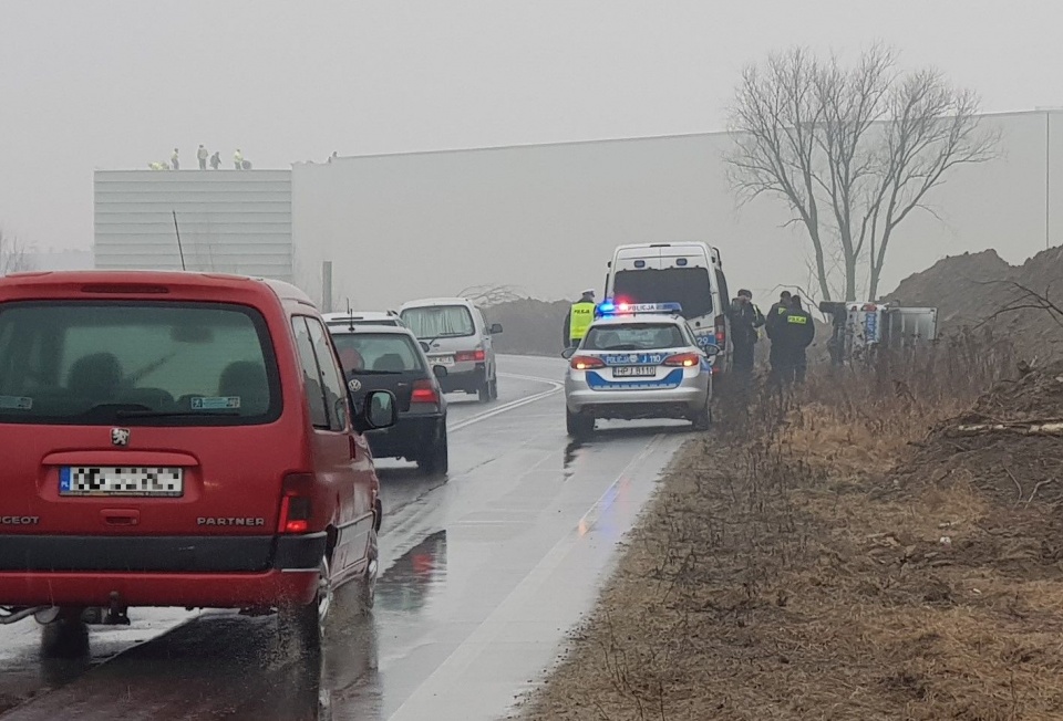 W Skarbimierzu policjanci patrolujący gminę wpadli do rowu [zdjęcie słuchacza]