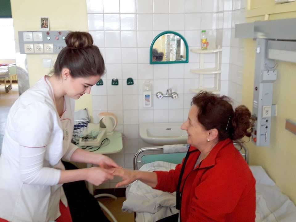 Pilingi i masaże dłoni. Dzień Kobiet w Uniwersyteckim Szpitalu Klinicznym