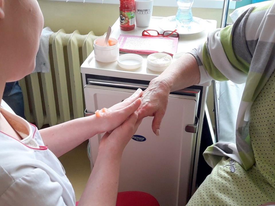 Pilingi i masaże dłoni. Dzień Kobiet w Uniwersyteckim Szpitalu Klinicznym