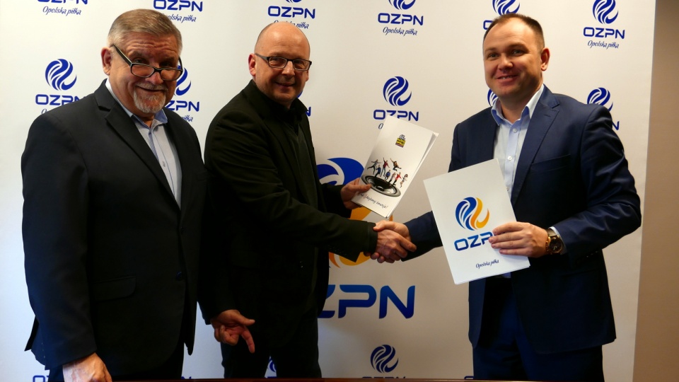Podpisanie umowy o współpracę pomiędzy OZPN i Radiem Opole [fot. Mariusz Chałupnik]