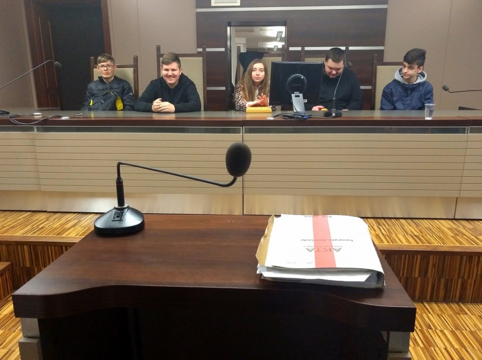 Uczniowie zwiedzający salę rozpraw Sądu Okręgowego w Opolu [fot. Katarzyna Doros]
