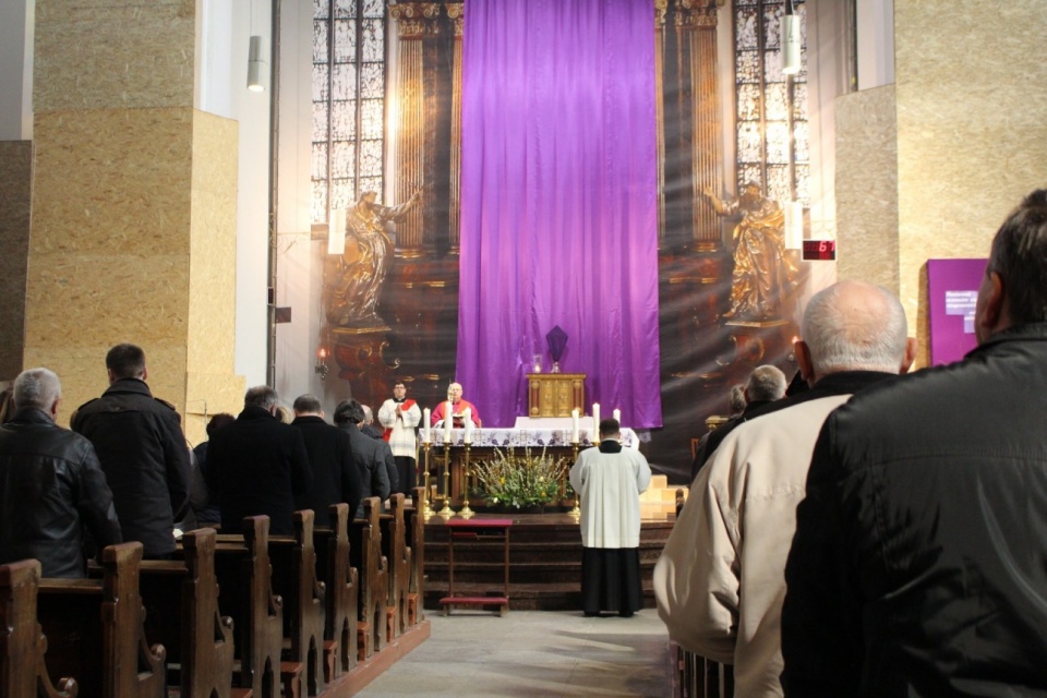 W katedrze opolskiej odbyło się nabożeństwo pokutne dla osób żyjących w związkach niesakramentalnych [fot. Paweł Konieczny]