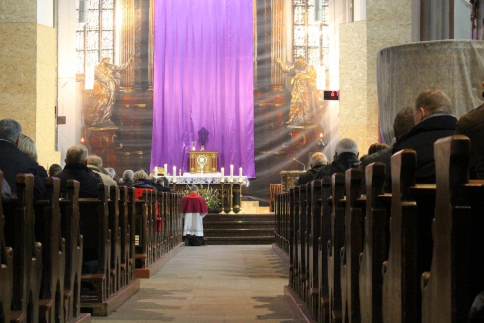 W katedrze opolskiej odbyło się nabożeństwo pokutne dla osób żyjących w związkach niesakramentalnych [fot. Paweł Konieczny]