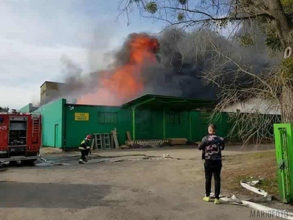 Pożar magazynu z towarami w Kluczborku [foto: Mariusz Materlik]