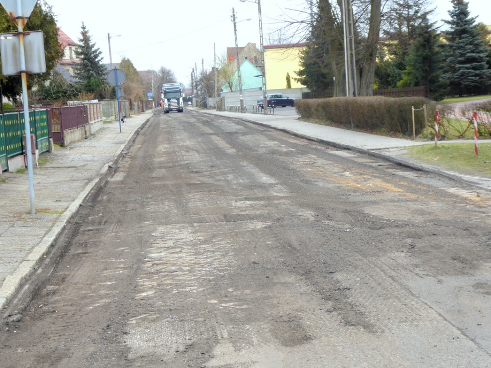 Remontowana ulica Edyty Stein w Dobrodzieniu [fot. Witold Wośtak]