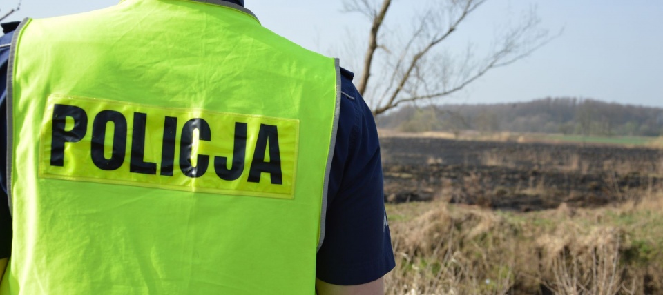 Policjanci z Namysłowa zatrzymali 47-latka, który wypalał trawy [fot. KPP Namysłów]