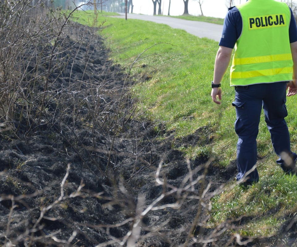 Policjanci z Namysłowa zatrzymali 47-latka, który wypalał trawy [fot. KPP Namysłów]