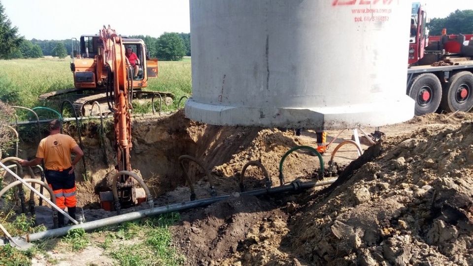 Prace przy budowie sieci kanalizacyjnej w Krzywiczynach [fot.wolczyn.pl]