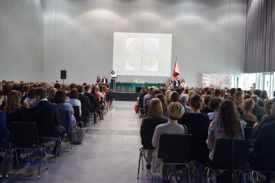 Blisko 150 maturzystów z opolskiego liceum nr 3 oficjalnie zakończyło naukę [fot. Wiktoria Palarczyk]