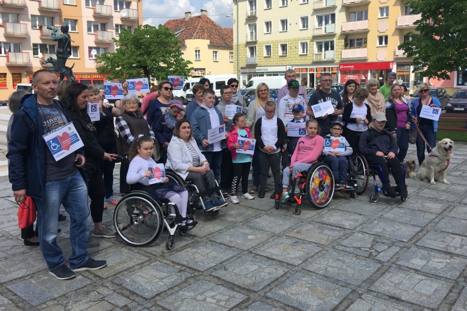 Manifestowali solidarność z rodzinami niepełnosprawnych protestujących w sejmie [fot. Agnieszka Pospiszyl]