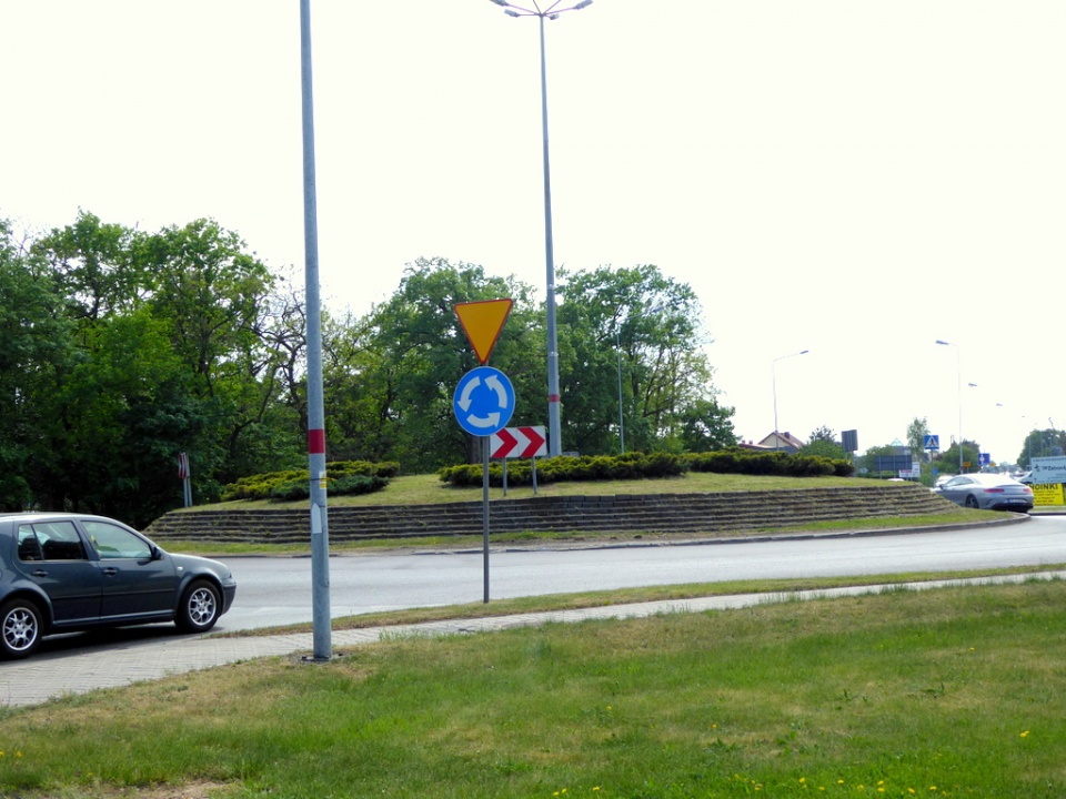 Rondo u zbiegu DK 45 i DW 409 w Krapkowicach [fot. Witold Wośtak]