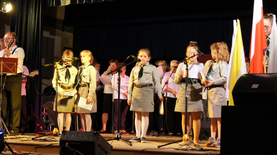 W Narodowym śpiewaniu w Kietrzu udział wzięły również młode harcerki [fot. kietrz.pl]