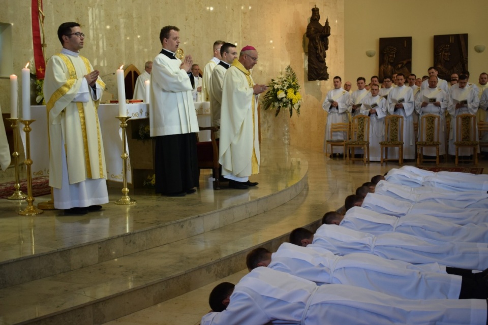 Jednym z elementów liturgii jest Litania do Wszystkich Świętych, podczas której kandydaci do kapłaństwa leżą krzyżem [fot. Paweł Konieczny]
