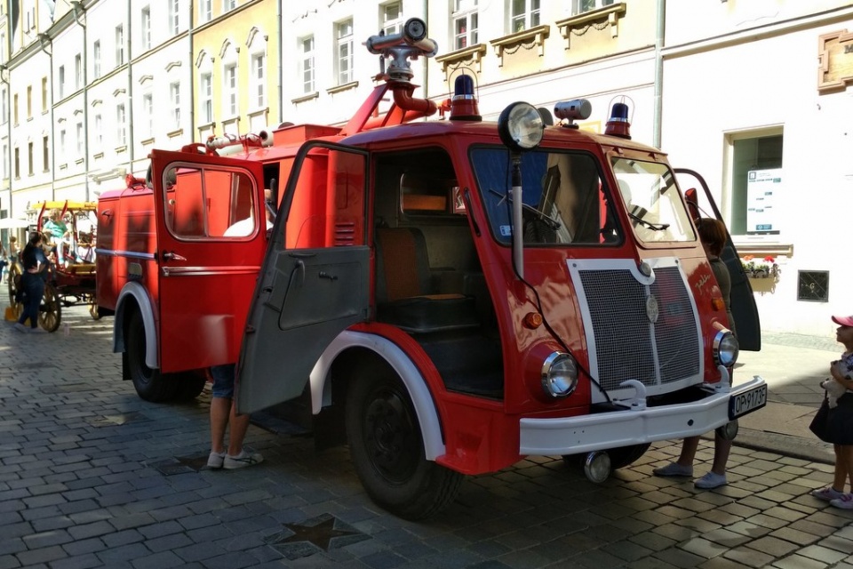 Stare wozy strażackie atrakcją dla najmłodszych. Trwa drugi dzień pikniku strażackiego w Opolu [fot. Joanna Matlak]