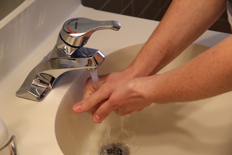 Mycie rąk może uchronić przed wieloma zakażeniami [fot. https://pixabay.com/pl/]