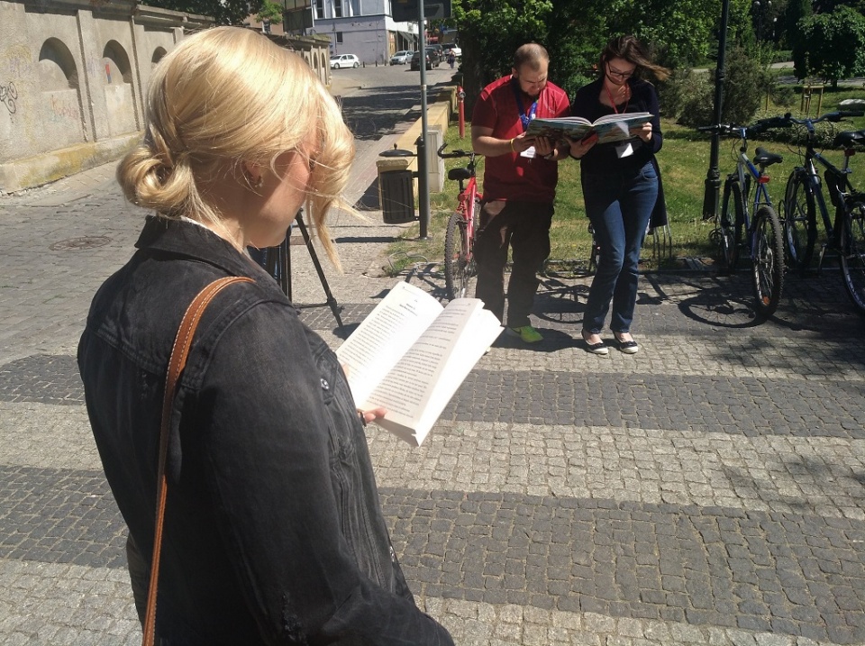 Flash mob "(Do)wolność czytania" w Opolu [fot. Katrzyna Doros]