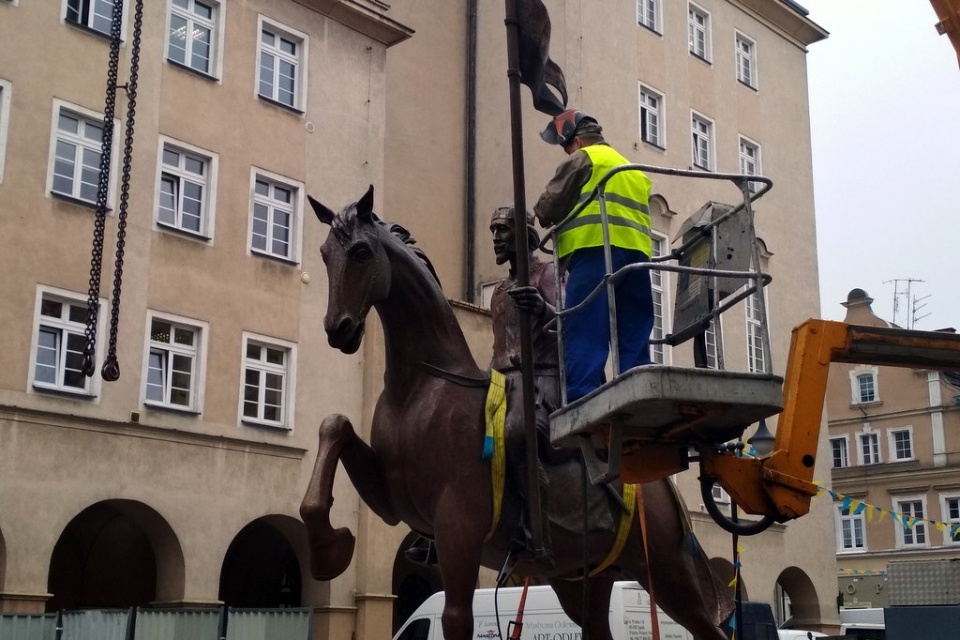 Montują pomnik założyciela Opola. Uroczyste odsłonięcie w niedzielę [fot. Joanna Matlak]