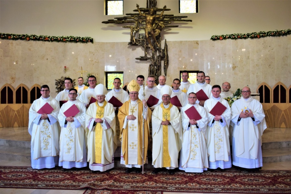 Opolscy neoprezbiterzy wraz z biskupami i moderatorami seminaryjnymi [fot. Paweł Konieczny]
