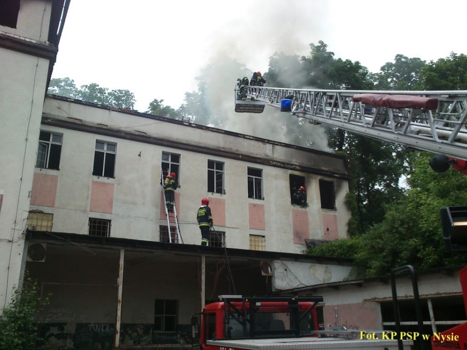 Gaszenie pożaru magazynów przy ul.Słowiańskiej w Nysie [Fot.PSP Nysa]