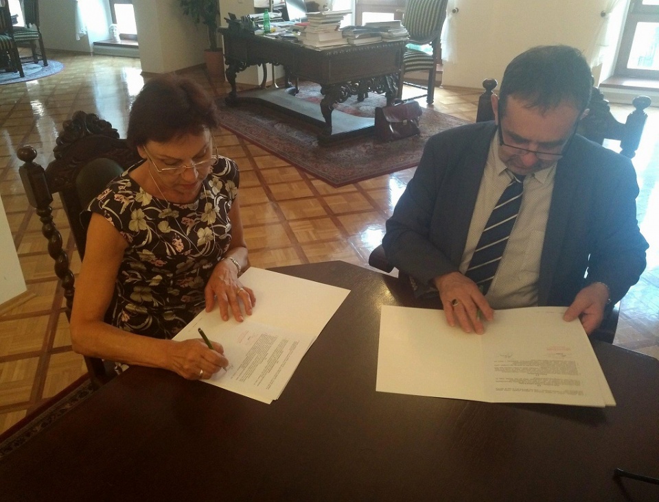 Podpisanie porozumienia między Uniwersytetem Opolskim i starostwem kędzierzyńsko-kozielskim [fot. Katarzyna Doros]