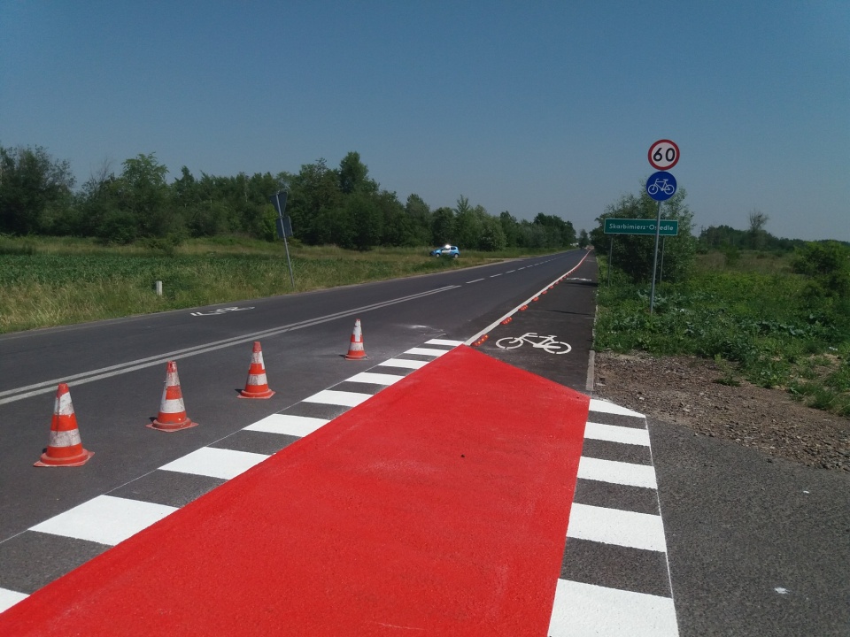 W gminie Skarbimierz na jednej z dróg wybudowali jednokierunkową ścieżkę dla rowerów [fot. Maciej Stępień]