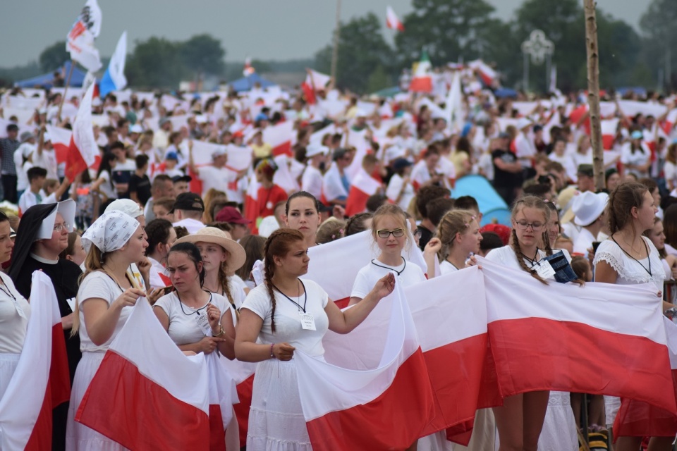 Lednica w biało-czerwonych barwach. Młodzież uczciła 100. rocznicę odzyskania niepodległości [fot. Wiktoria Palarczyk]