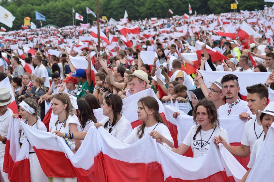 Lednica w biało-czerwonych barwach. Młodzież uczciła 100. rocznicę odzyskania niepodległości [fot. Wiktoria Palarczyk]