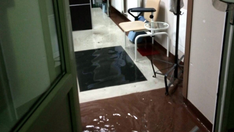 Mimo interwencji pracowników szpitala woda dostała się do pomieszczenia z tomografem [fot. PCZ w Kluczborku]