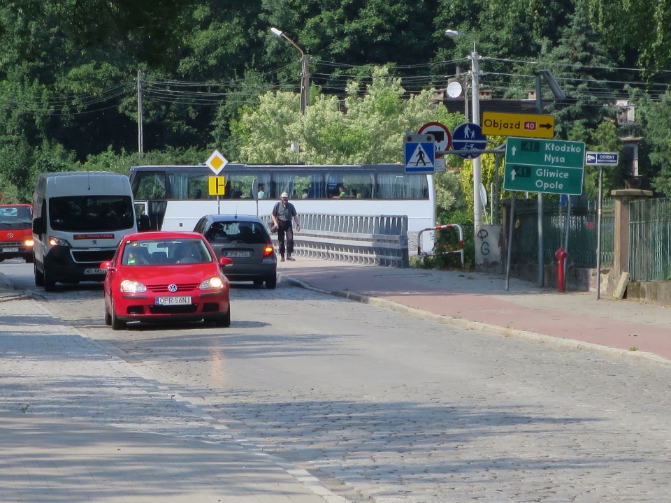 Most powiatowy w Prudniku. Jest to jedyna obecnie przeprawa łącząca części miasta znajdujące się po obu stronach rzeki Prudnik. Odbywa się tam też ruch tranzytowy [zdj. Jan Poniatyszyn]