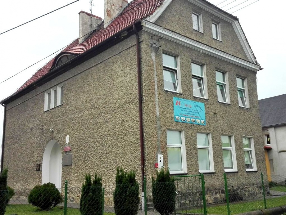 Szkoła podstawowa w Bodzanowie. Tu pracuje zatrzymany Mariusz H. [fot. Ewelina Laxy]