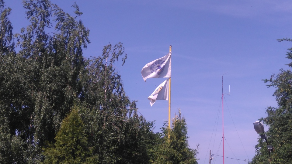 Biała flaga na kąpielisku Dębowa. [fot. Piotr Warner]