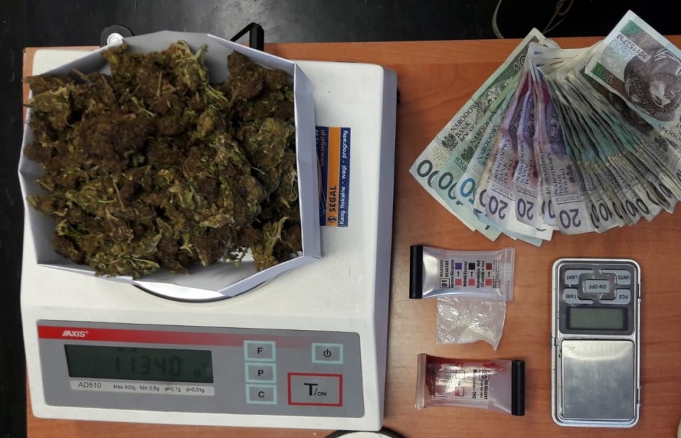 Policjanci z Namysłowa zatrzymali 26-latka, który kupował narkotyki zagranicą i sprzedawał na terenie gminy [fot. KPP Namysłów]