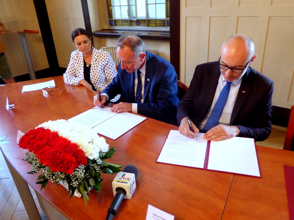 Podpisanie porozumienia między Adrianem Czubakiem a Sylwestrem Lewickim [fot. Witold Wośtak]