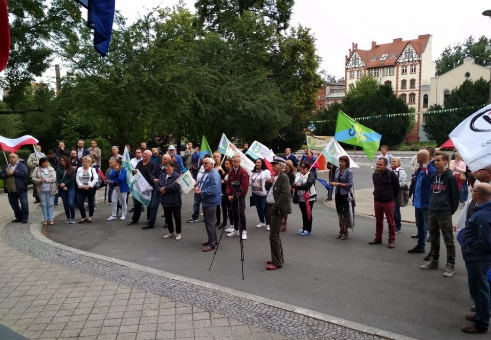 Chcą bronić demokracji i samorządności – w Opolu, przed urzędem wojewódzkim odbyła się "Manifestacja Samorządowa" [fot. Joanna Matlak]