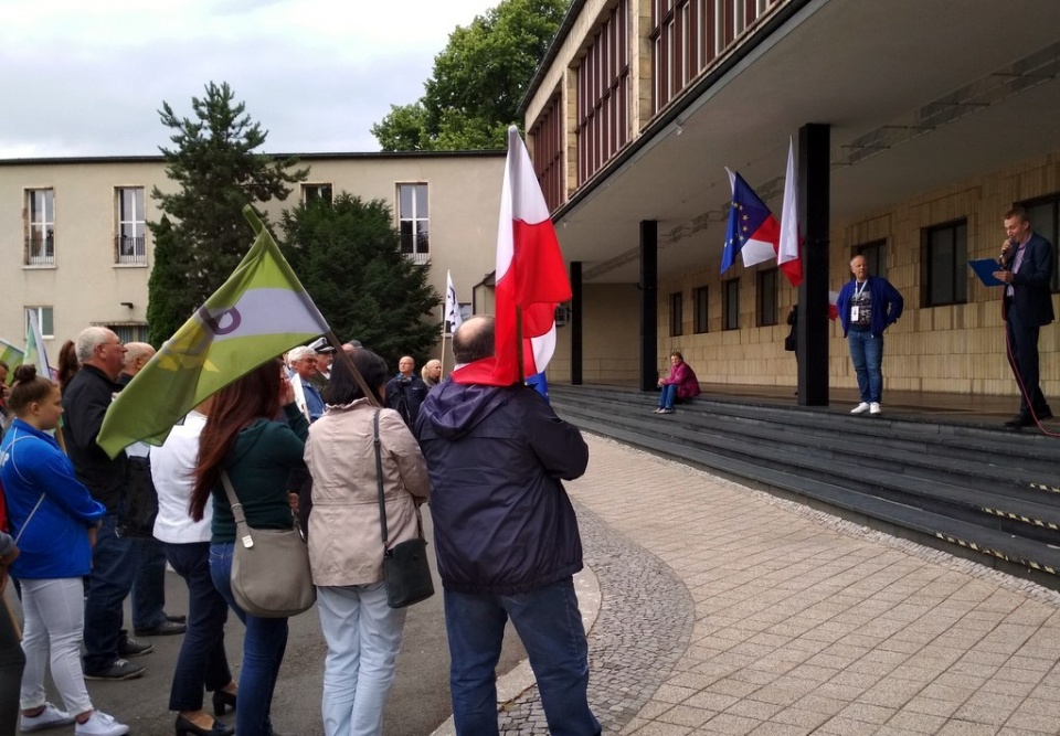 Chcą bronić demokracji i samorządności – w Opolu, przed urzędem wojewódzkim odbyła się "Manifestacja Samorządowa" [fot. Joanna Matlak]