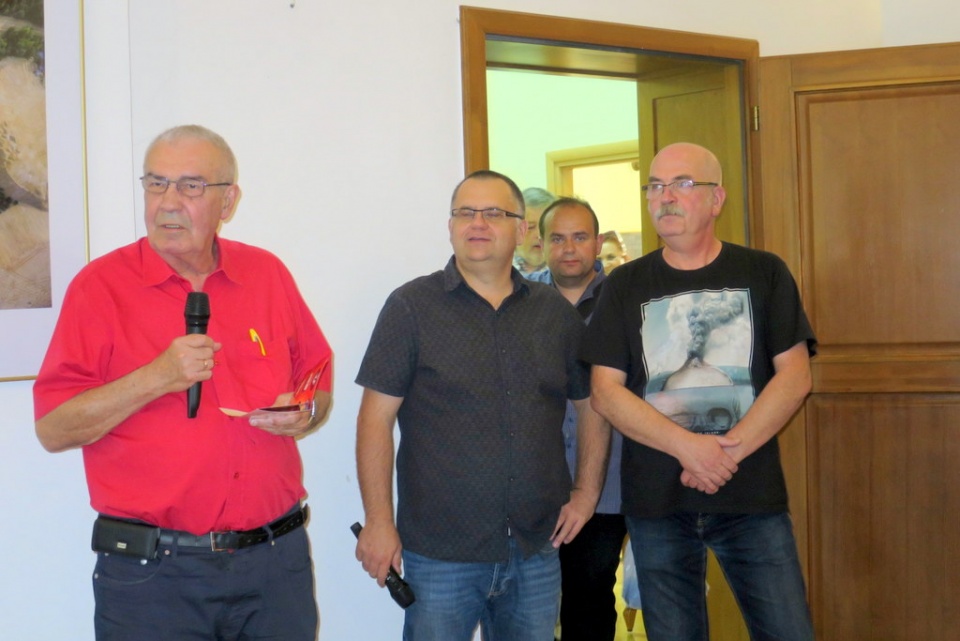 Wernisaż fotograficzny "Przemiany" w WBP w Opolu, od lewej Tadeusz Chrobak, Jacek Baranowski i Ludwik Bednarz [fot. Mariusz Majeran]
