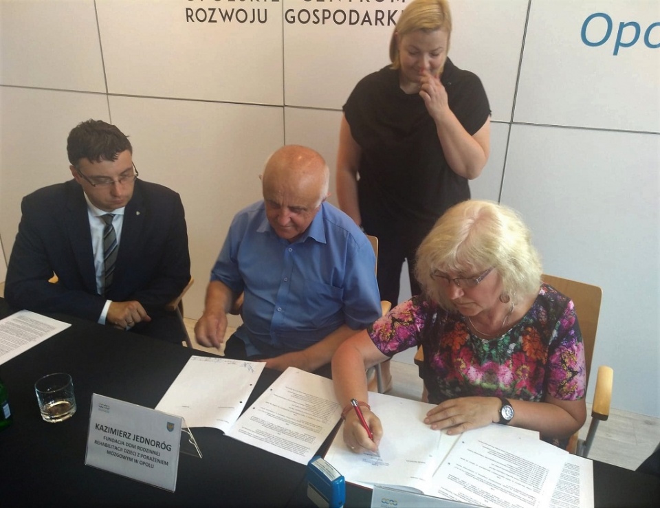 Podpisanie umowy z OCRG i Fundacją DOM [fot. Katarzyna Doros]
