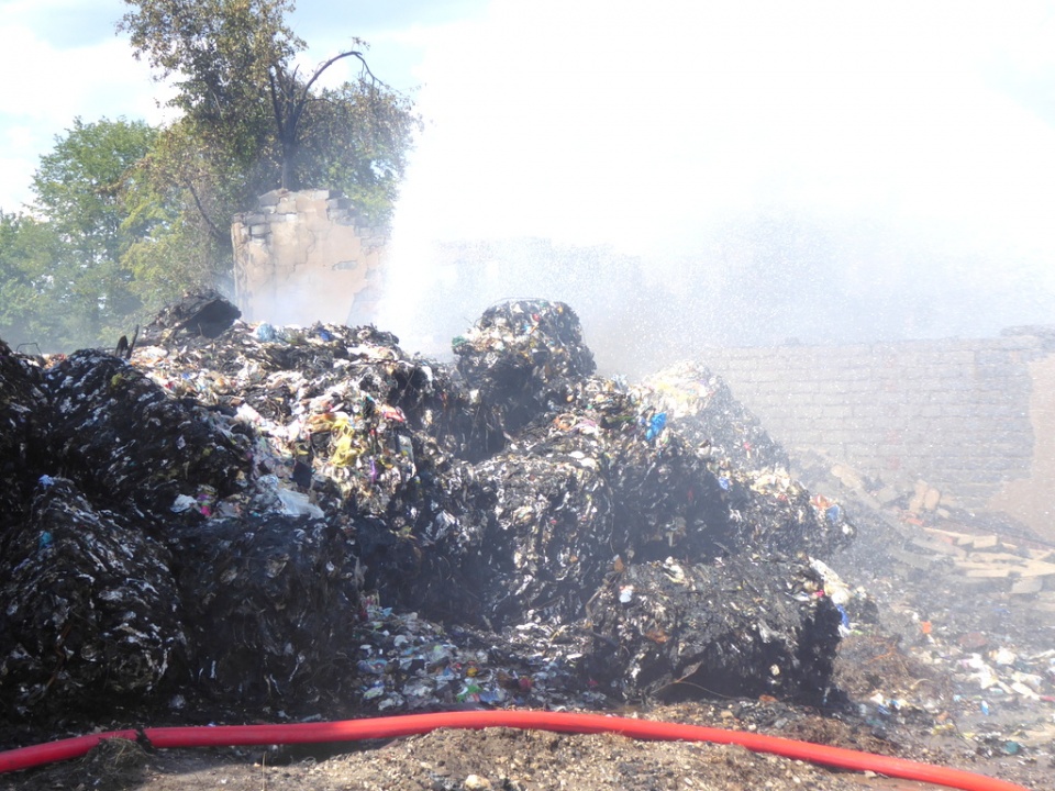 Dogaszanie pożaru nielegalnego składowiska odpadów w Dąbrowie [fot. Witold Wośtak]