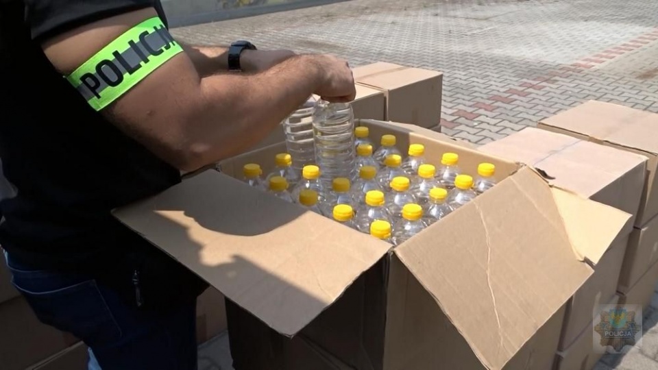 Funkcjonariusze KAS i brzescy kryminalni zabezpieczyli 800 litrów trefnego alkoholu [fot. KPP Brzeg]