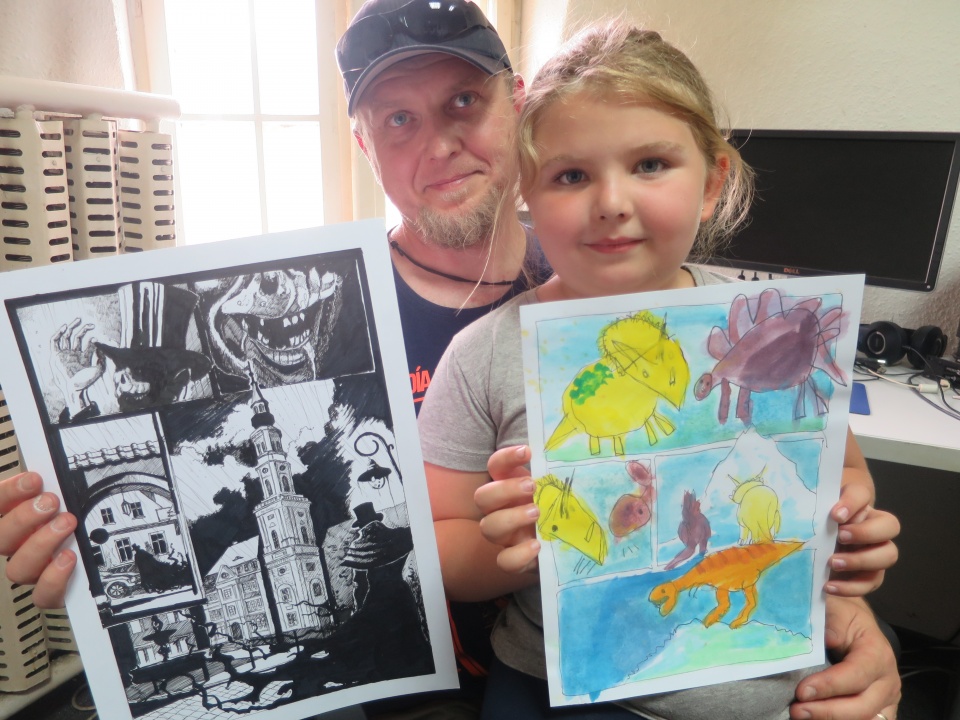 Artur Biernacki ze swoją sześcioletnią córką, która również rysuje komiksy [zdj. Jan Poniatyszyn]