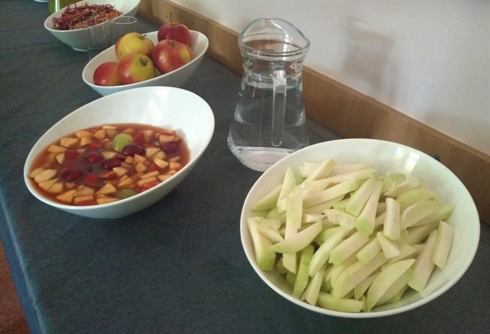 Przykładowe porcje warzyw i owoców, które otrzymywali uczniowie klas 1-5 [fot. Katarzyna Doros
