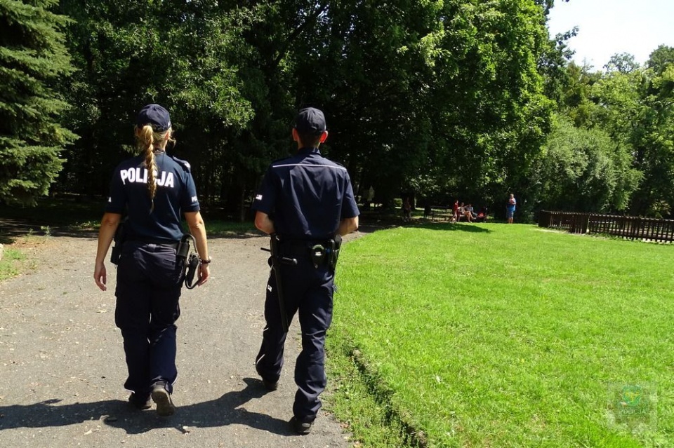 W brzeskich parkach coraz częściej można spotkać policjantów [fot. KPP Brzeg]