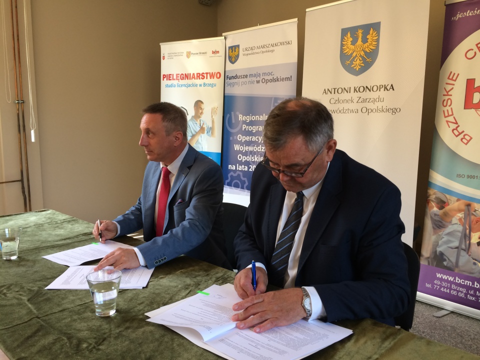Antoni Konopka i Krzysztof Konik podpisują umowę na unijne wsparcie dla BCM-u [fot. Maciej Stępień]