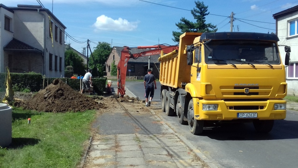 Równolegle do remontu drogi prowadzone są prace związane z montażem kanalizacji [fot. Mariusz Chałupnik]