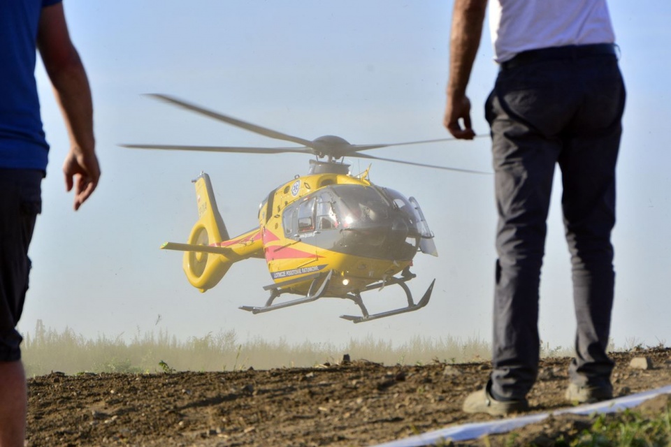 Lądowanie śmigłowca Lotniczego Pogotowia Ratunkowego w Grodkowie [fot. Daniel Klimczak]