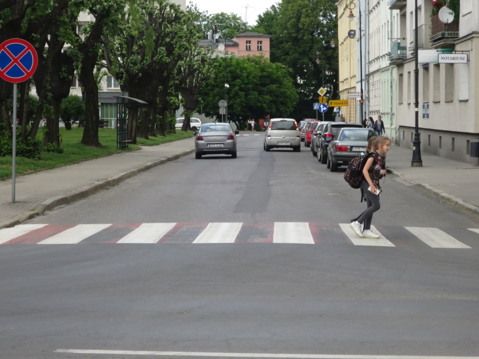Skrzyżowanie ulicy Kościuszki z Pl. Wolności w Prudniku. Obecnie jest to jedno z najbardziej ruchliwych miejsc w tym mieście [zdj. Jan Poniatyszyn]